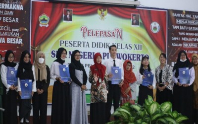 Pelepasan Siswa Kelas XII Tahun Pelajaran 2021/2022